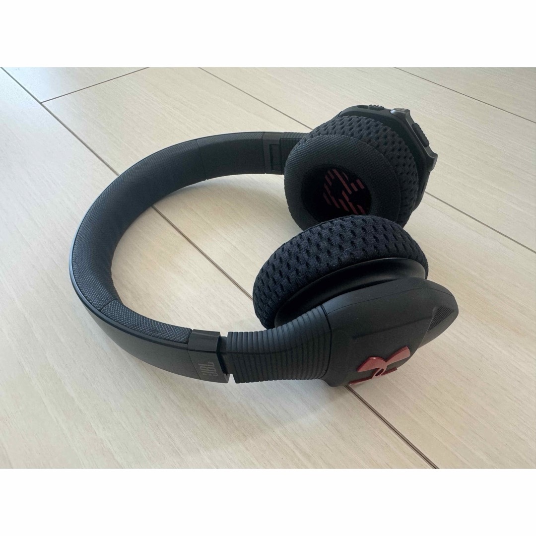 UNDER ARMOUR(アンダーアーマー)のJBL UA SPORT TRAIN BluetoothアンダーアーマーRED スマホ/家電/カメラのオーディオ機器(ヘッドフォン/イヤフォン)の商品写真