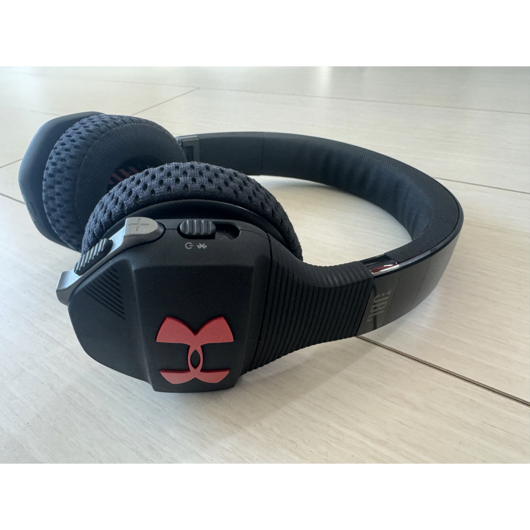 UNDER ARMOUR(アンダーアーマー)のJBL UA SPORT TRAIN BluetoothアンダーアーマーRED スマホ/家電/カメラのオーディオ機器(ヘッドフォン/イヤフォン)の商品写真