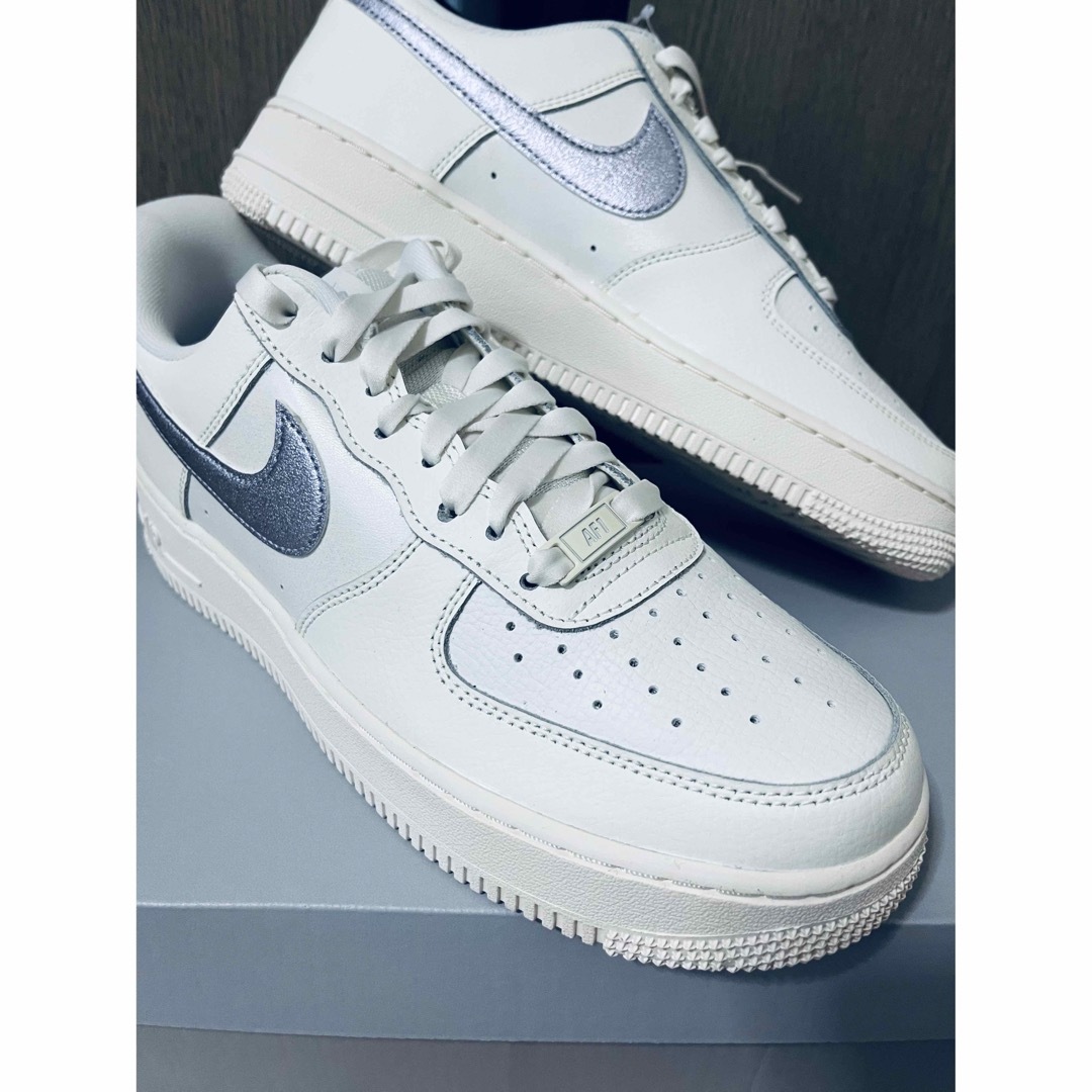 NIKE(ナイキ)のNIKE AIR FORCE 1 '07 ESS 新品 レディースの靴/シューズ(スニーカー)の商品写真