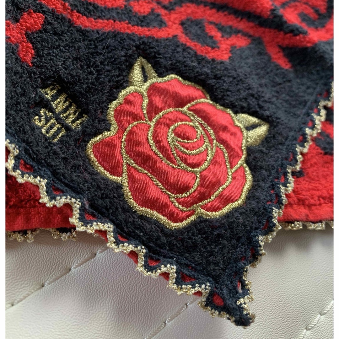 ANNA SUI(アナスイ)のANNA SUI♡タオルハンカチ薔薇♡赤と黒 レディースのファッション小物(ハンカチ)の商品写真