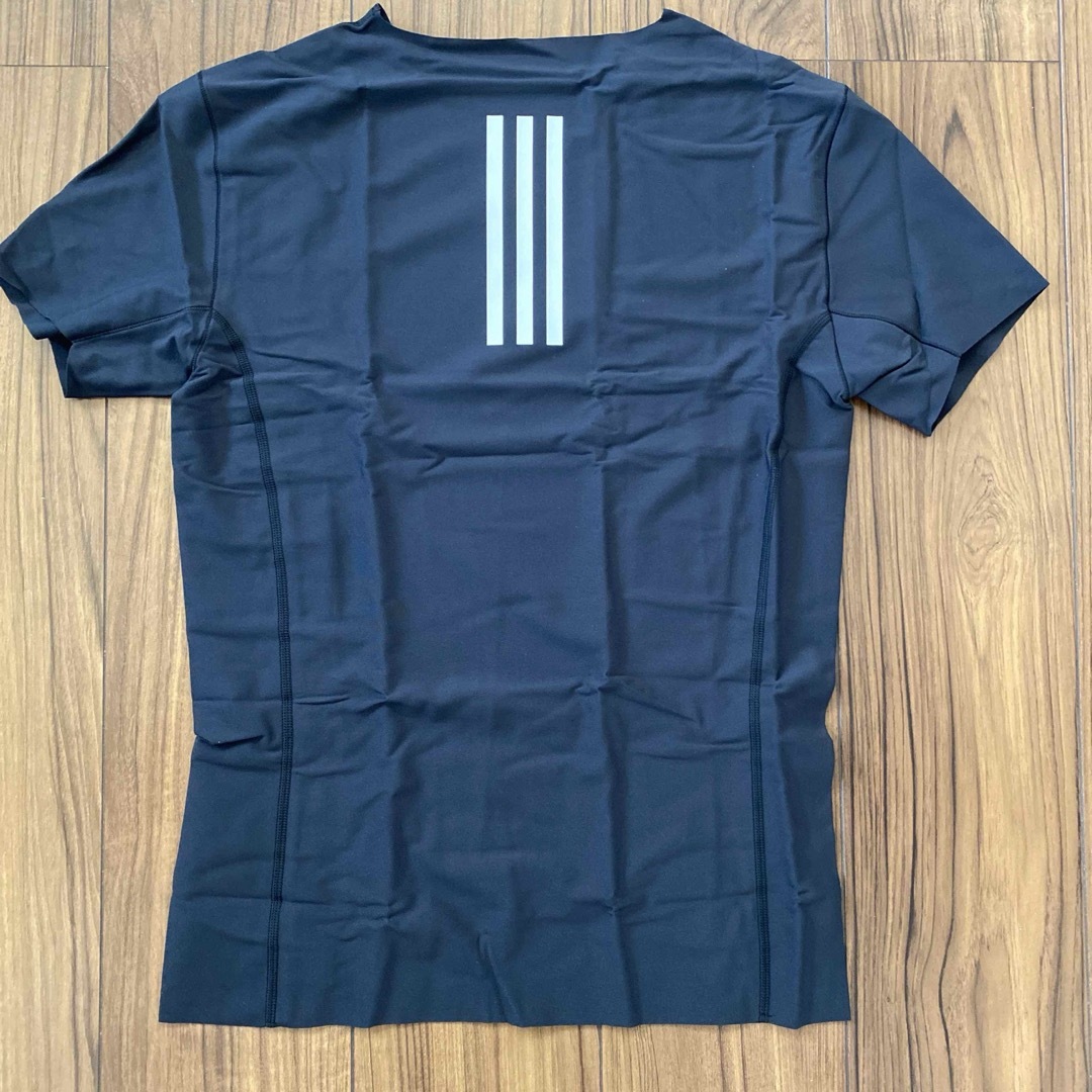 adidas(アディダス)の新品　メンズ　adidas アディダス　Vネック　インナー　ベースレイヤー　M メンズのトップス(Tシャツ/カットソー(半袖/袖なし))の商品写真