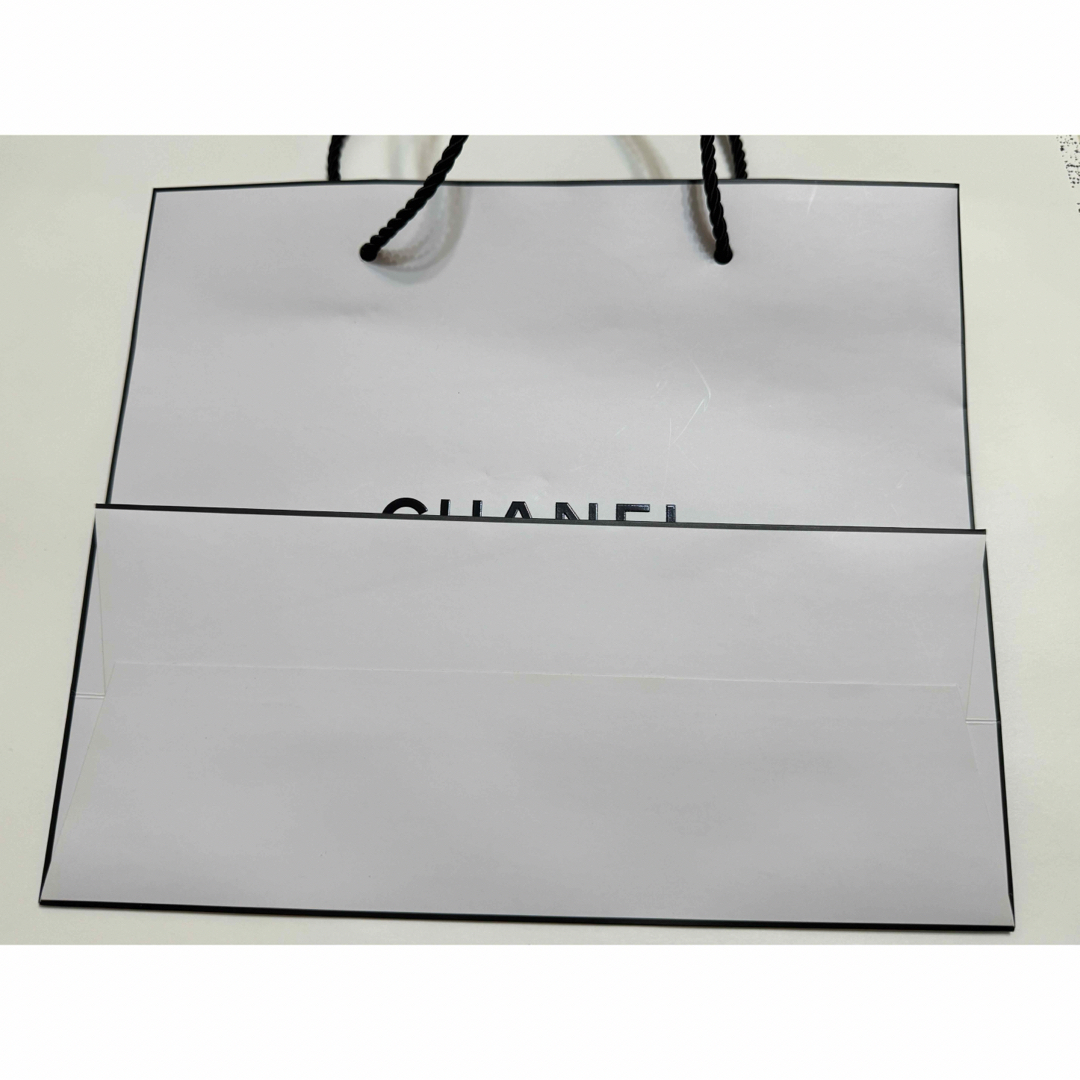 CHANEL(シャネル)のCHANEL シャネル　ショッパー　紙袋　手提げ　バッグ　白　ホワイト　新品 レディースのバッグ(ショップ袋)の商品写真