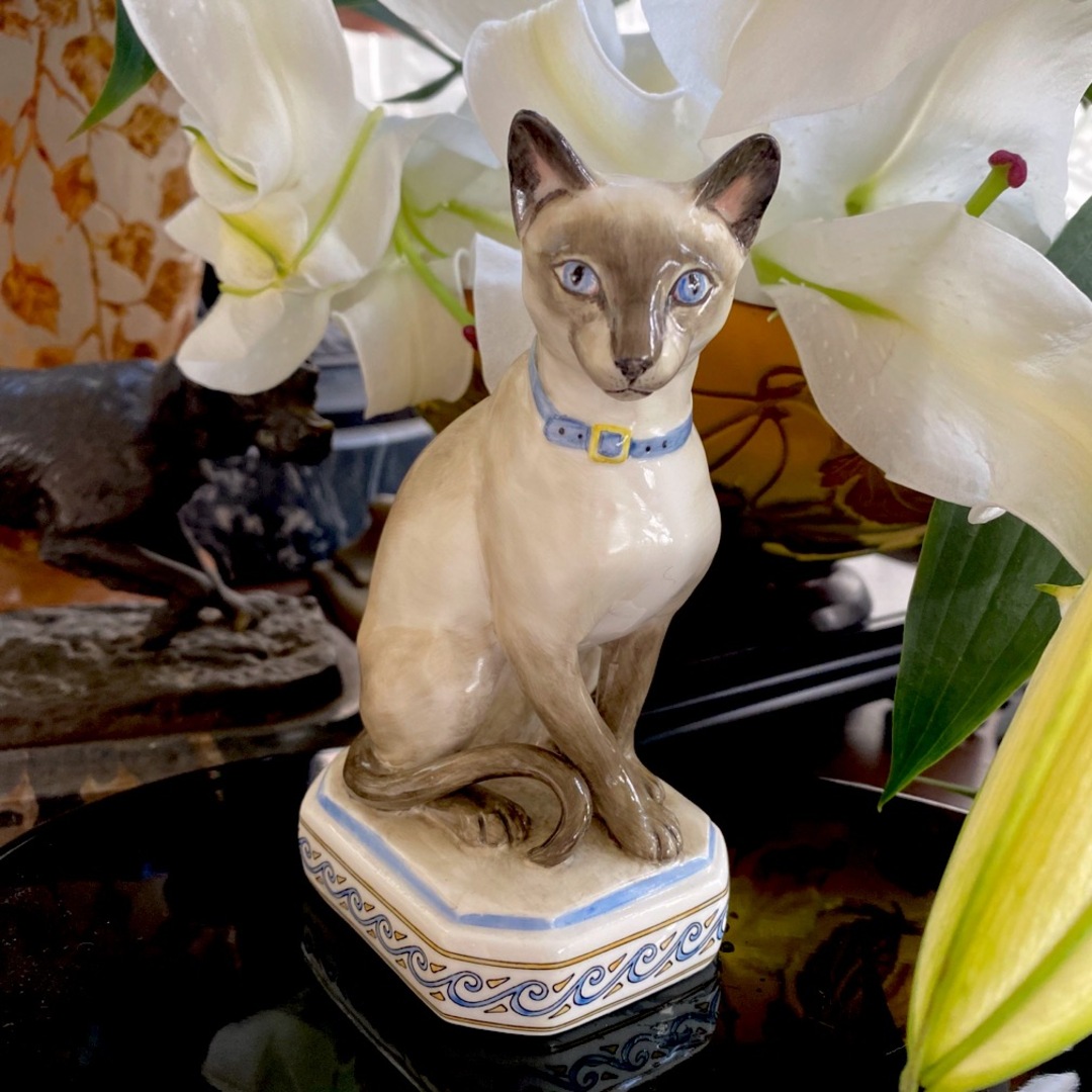 優雅なグレーヘアーとブルーの目が美しいシャム猫のフィギュリン インテリア/住まい/日用品のインテリア小物(置物)の商品写真