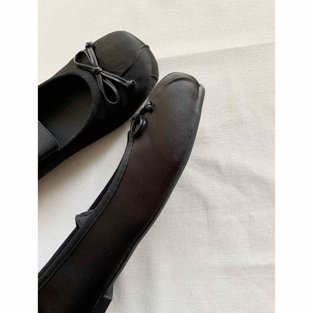Lochie(ロキエ)のリボンサテンバレエシューズ ブラック 24.5 レディースの靴/シューズ(バレエシューズ)の商品写真
