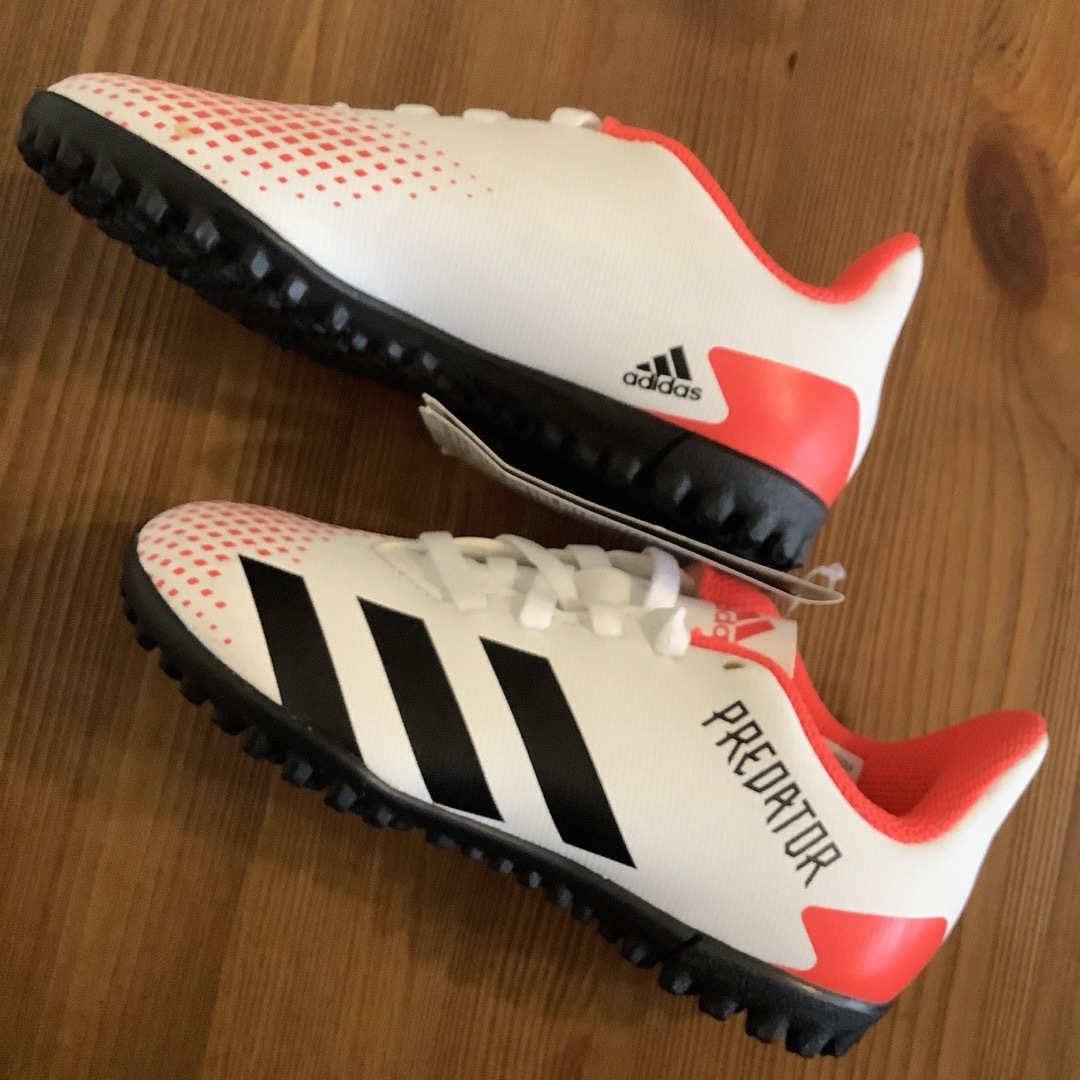 adidas(アディダス)の新品未使用　匿名配送　adidas Jrサッカースパイク　サッカーシューズ スポーツ/アウトドアのサッカー/フットサル(シューズ)の商品写真