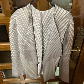 プリーツプリーズイッセイミヤケ(PLEATS PLEASE ISSEY MIYAKE)の美品　プリーツプリーズ　カーディガン　サイズ３(カーディガン)