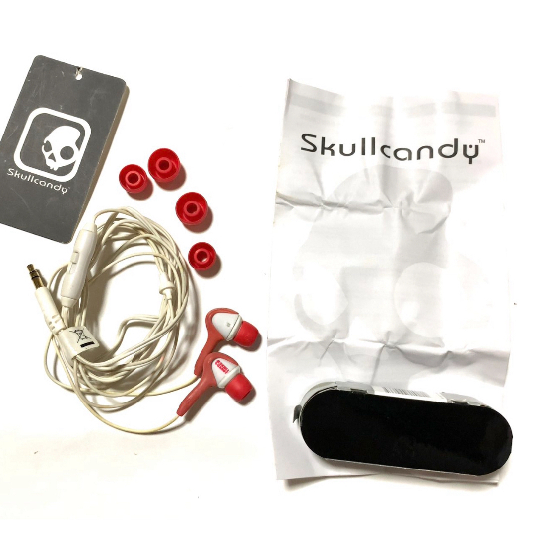 Skullcandy(スカルキャンディ)の送料込み　Skullcandy 有線イヤホン　ホワイト×レッド スマホ/家電/カメラのオーディオ機器(ヘッドフォン/イヤフォン)の商品写真