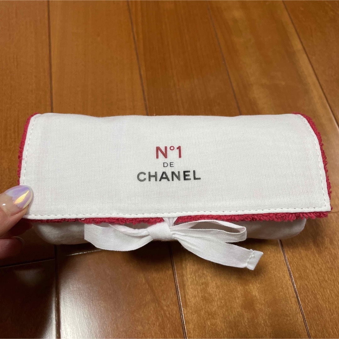CHANEL(シャネル)の未使用品 chanel No.1 ドゥ シャネル 限定 ポーチ レディースのファッション小物(ポーチ)の商品写真