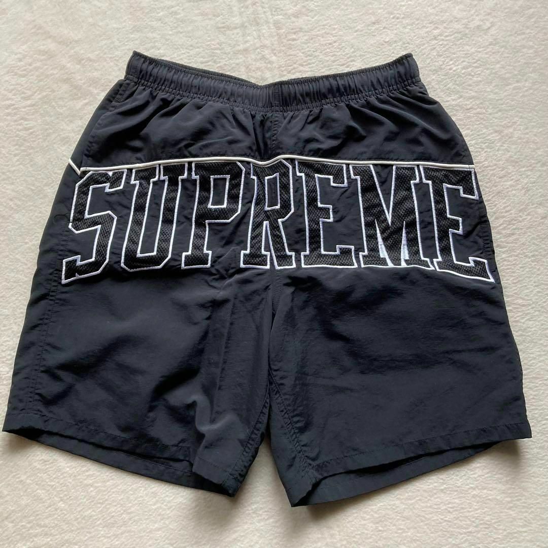 Supreme(シュプリーム)の【良品】supreme ウォーターショーツ 水着 ハーフパンツ 刺繍ロゴ【S】黒 メンズの水着/浴衣(水着)の商品写真