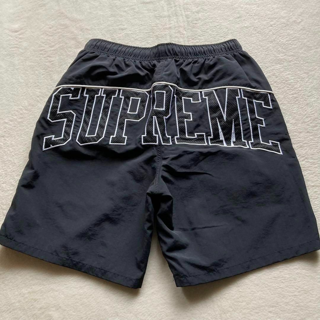 Supreme(シュプリーム)の【良品】supreme ウォーターショーツ 水着 ハーフパンツ 刺繍ロゴ【S】黒 メンズの水着/浴衣(水着)の商品写真