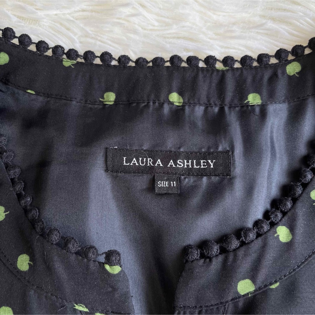 LAURA ASHLEY(ローラアシュレイ)のローラアシュレイ　フレアワンピース　ブラック　青りんご柄　ウエストリボン　11 レディースのワンピース(ひざ丈ワンピース)の商品写真