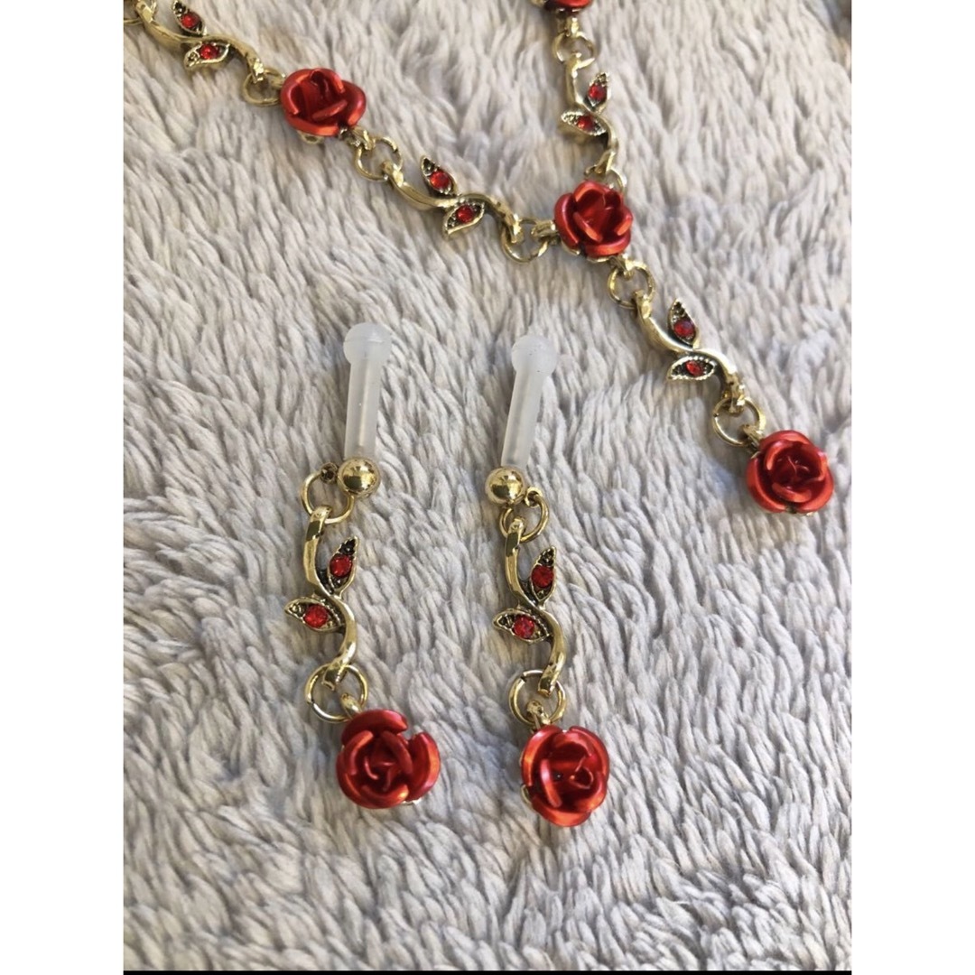 赤バラのネックレス ブレスレット ピアス フルセット レディースのアクセサリー(ネックレス)の商品写真