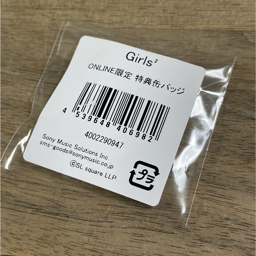 Girls2☆ロゴ☆缶バッジ☆赤 エンタメ/ホビーのタレントグッズ(アイドルグッズ)の商品写真