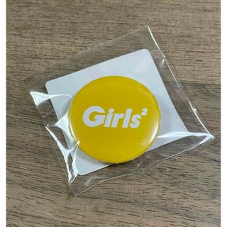 Girls2☆ロゴ☆缶バッジ☆黄色(アイドルグッズ)