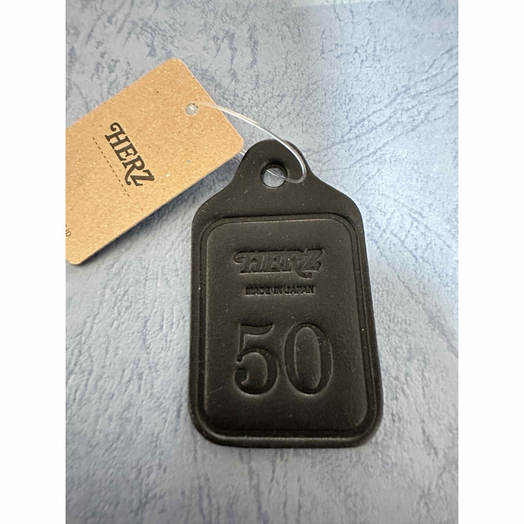 HERZ(ヘルツ)のHERZ ヘルツ　50周年　本革　タグ　ブラック メンズのファッション小物(キーホルダー)の商品写真