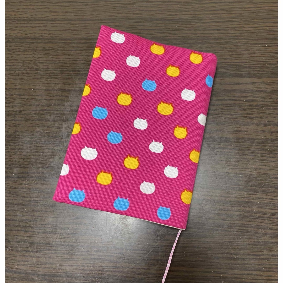 ねこたま柄　文庫本ブックカバー　ピンク ハンドメイドの文具/ステーショナリー(ブックカバー)の商品写真