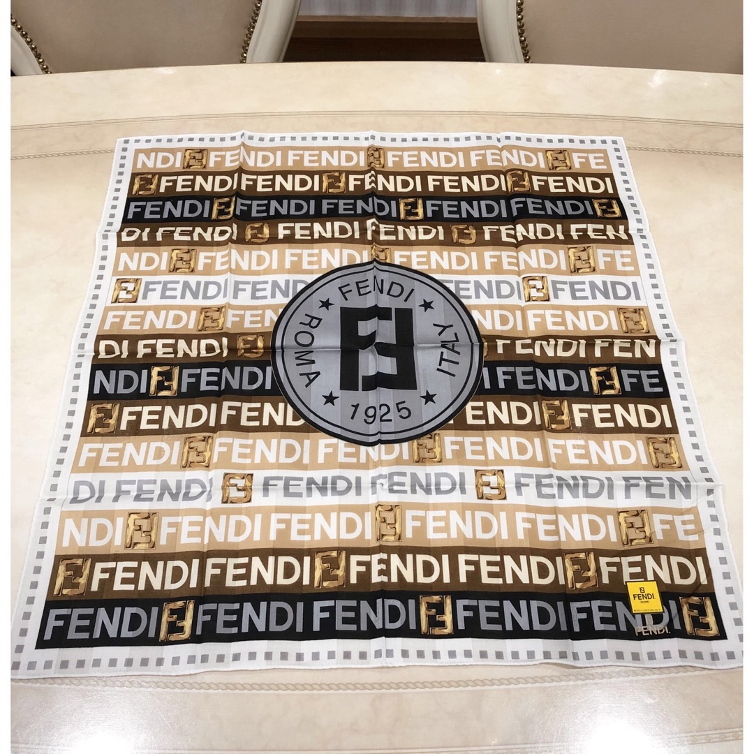 FENDI(フェンディ)のFENDI   ロゴ　ハンカチスカーフ　大判ハンカチ　新品、未使用品 レディースのファッション小物(ハンカチ)の商品写真