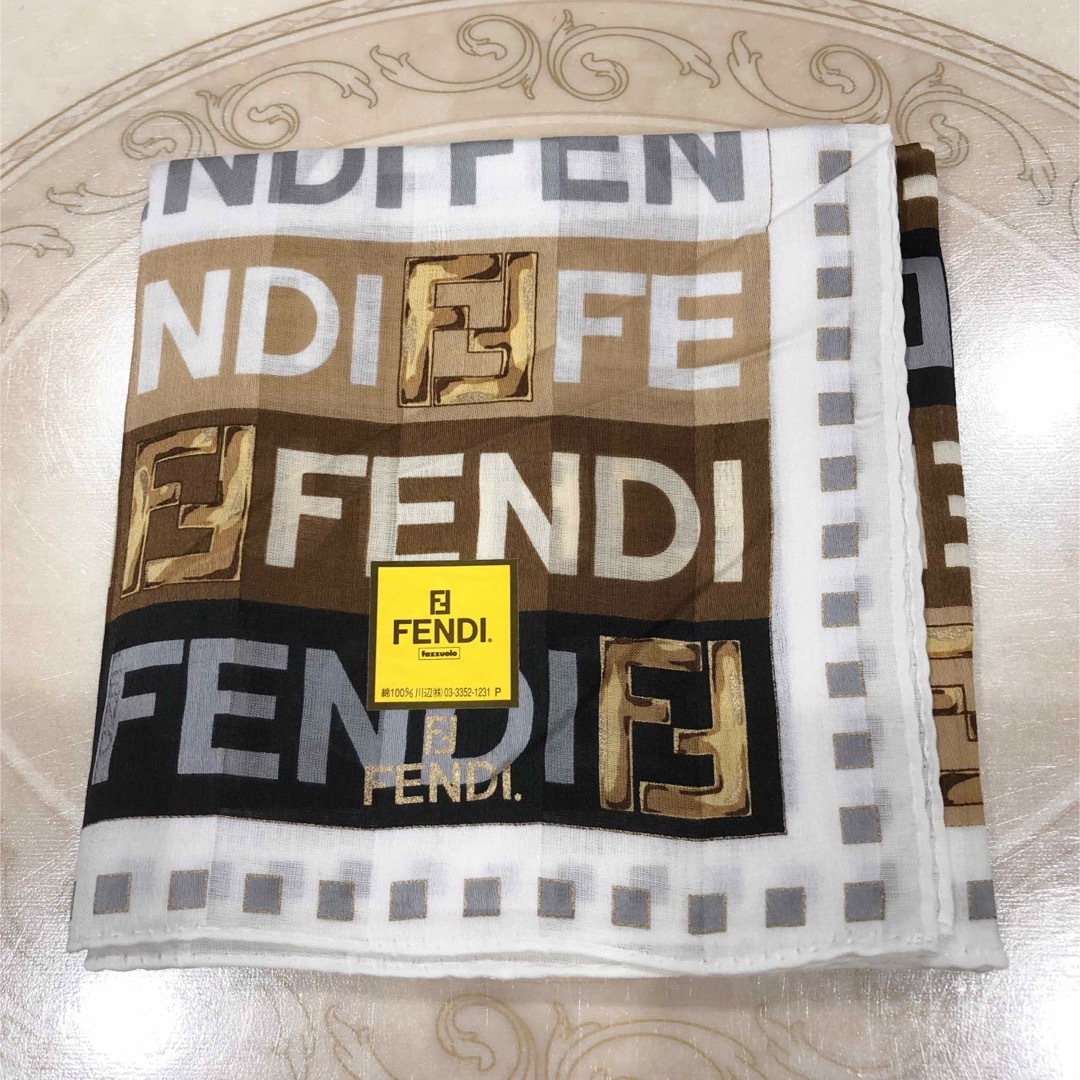 FENDI(フェンディ)のFENDI   ロゴ　ハンカチスカーフ　大判ハンカチ　新品、未使用品 レディースのファッション小物(ハンカチ)の商品写真