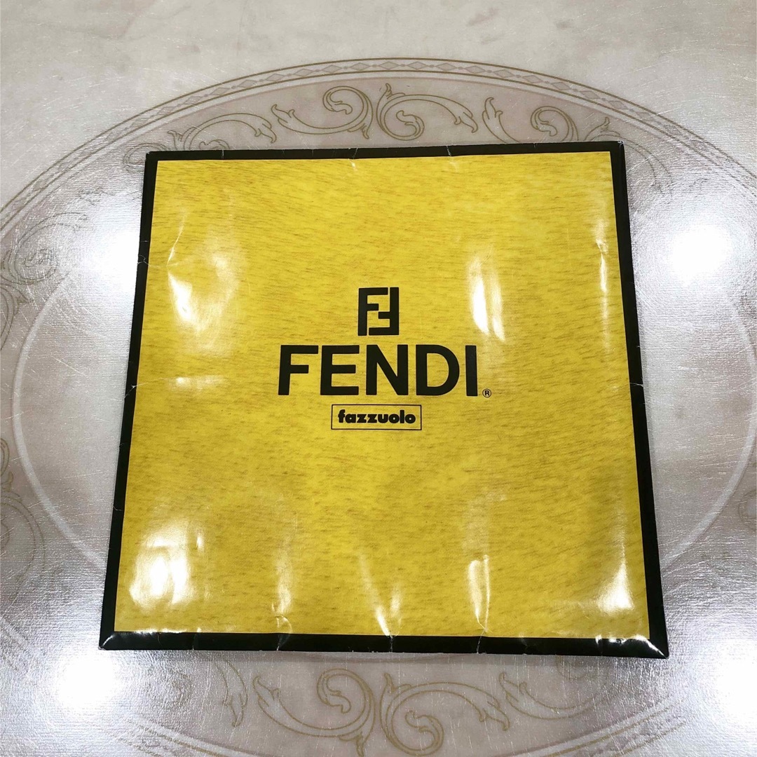 FENDI(フェンディ)のFENDI   ロゴ　ハンカチスカーフ　大判ハンカチ　新品、未使用品 レディースのファッション小物(ハンカチ)の商品写真
