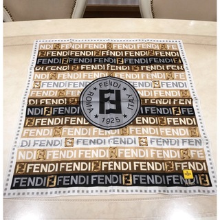 フェンディ(FENDI)のFENDI   ロゴ　ハンカチスカーフ　大判ハンカチ　新品、未使用品(ハンカチ)