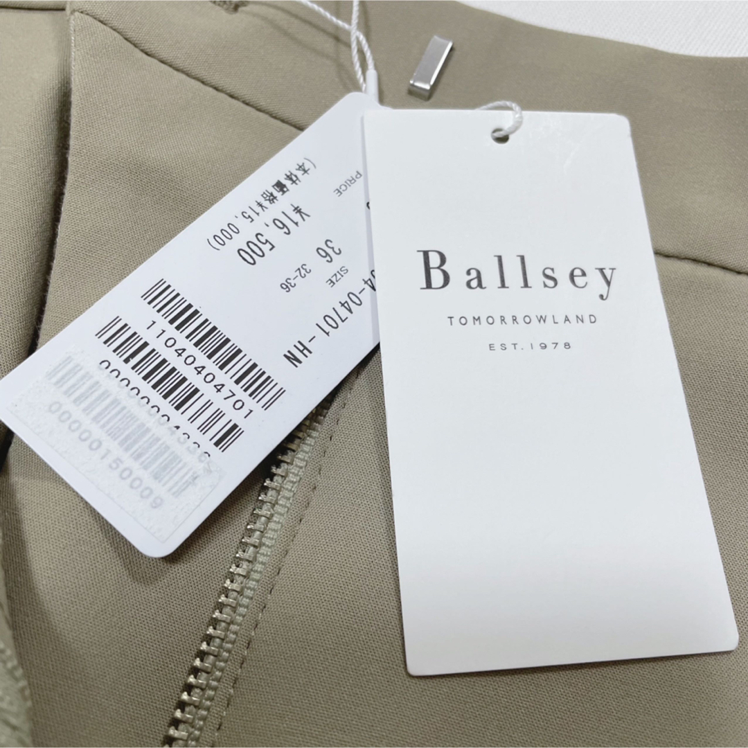 Ballsey(ボールジィ)の【新品タグ付】Ballsey裾スリットテーパードパンツ　ベージュ　サイズ36 レディースのパンツ(カジュアルパンツ)の商品写真