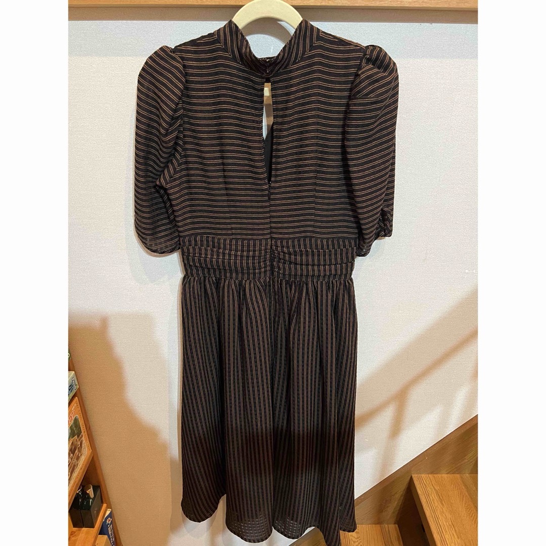 Her lip to(ハーリップトゥ)のherlipto Striped midi dress - brown レディースのワンピース(ひざ丈ワンピース)の商品写真