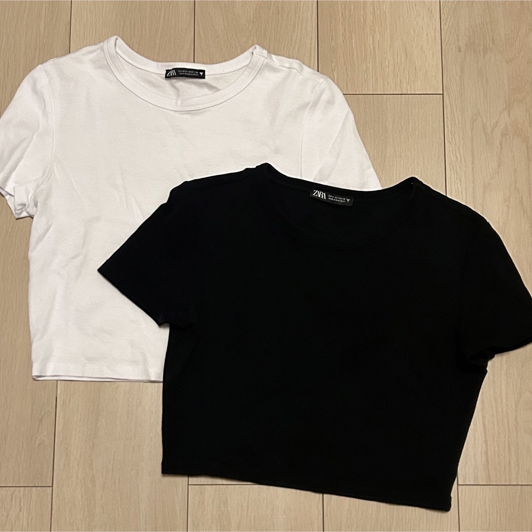 ZARA(ザラ)のzara クロップド丈tシャツ　ショート丈　ホワイト　ブラック　白　黒 レディースのトップス(Tシャツ(半袖/袖なし))の商品写真