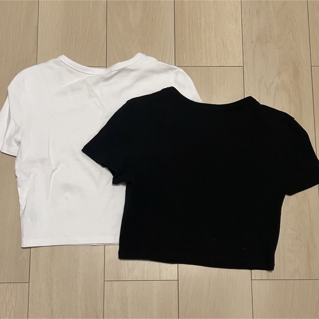 ZARA(ザラ)のzara クロップド丈tシャツ　ショート丈　ホワイト　ブラック　白　黒 レディースのトップス(Tシャツ(半袖/袖なし))の商品写真