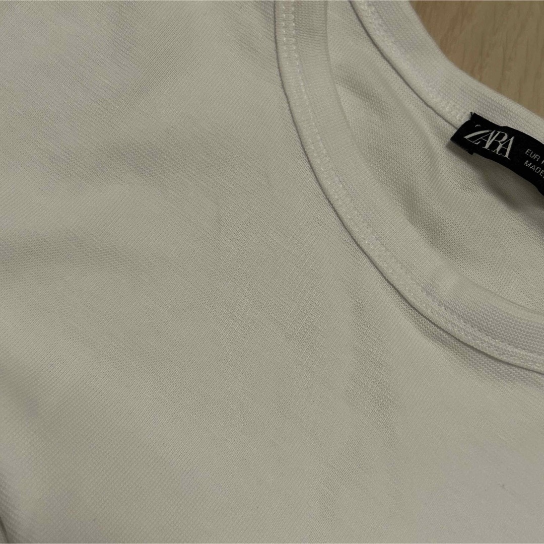 ZARA(ザラ)のzara クロップド丈tシャツ　ショート丈　ホワイト　ブラック　白　黒 レディースのトップス(Tシャツ(半袖/袖なし))の商品写真