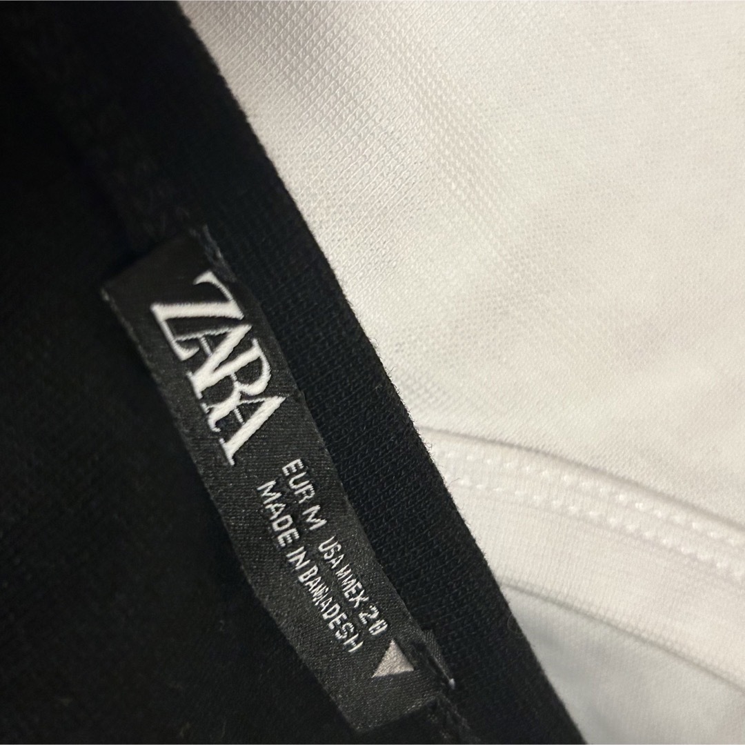 ZARA(ザラ)のzara クロップド丈tシャツ　ショート丈　ホワイト　ブラック　白　黒 レディースのトップス(Tシャツ(半袖/袖なし))の商品写真