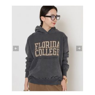 アパルトモンドゥーズィエムクラス(L'Appartement DEUXIEME CLASSE)の【REMI RELIEFレミレリーフ】FLORIDA COLLEGE フーディー(パーカー)