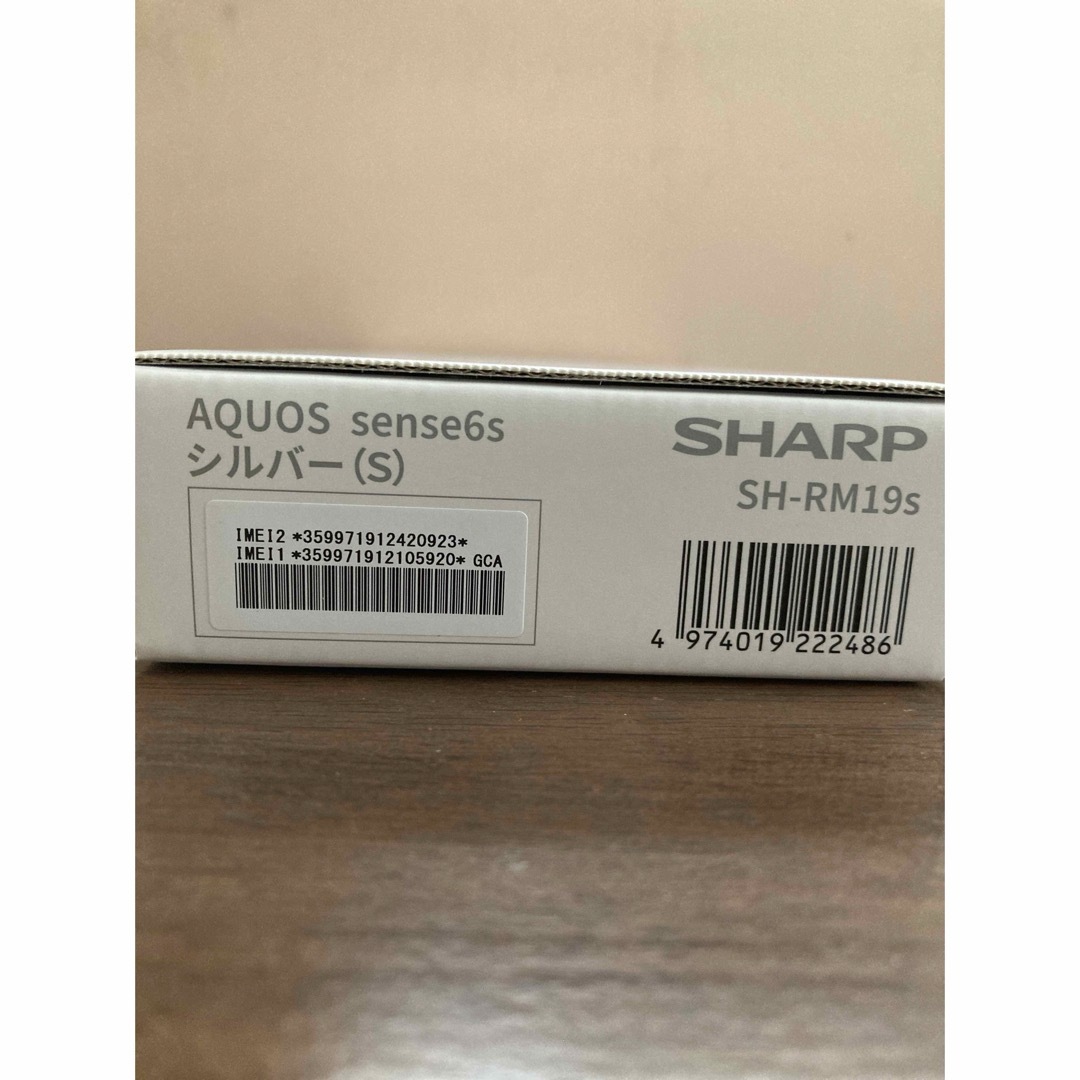 SHARP AQUOS sense6s SH-RM19s シルバー スマホ/家電/カメラのスマートフォン/携帯電話(スマートフォン本体)の商品写真