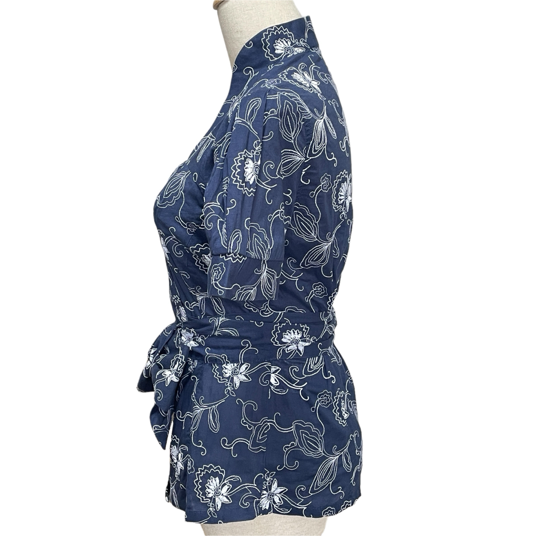 NARACAMICIE(ナラカミーチェ)のナラカミーチェ カシュクール半袖ブラウス 1(M) 刺繍花柄 リボン ネイビー レディースのトップス(シャツ/ブラウス(半袖/袖なし))の商品写真