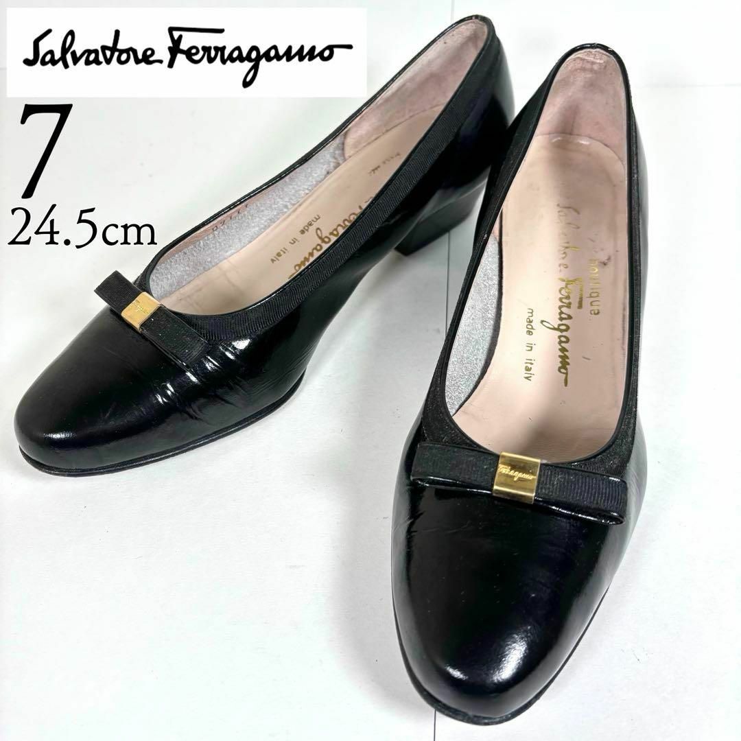 Salvatore Ferragamo(サルヴァトーレフェラガモ)のFerragamo フェラガモ 24.5 リボン ロゴ 黒 パンプス レディースの靴/シューズ(ハイヒール/パンプス)の商品写真