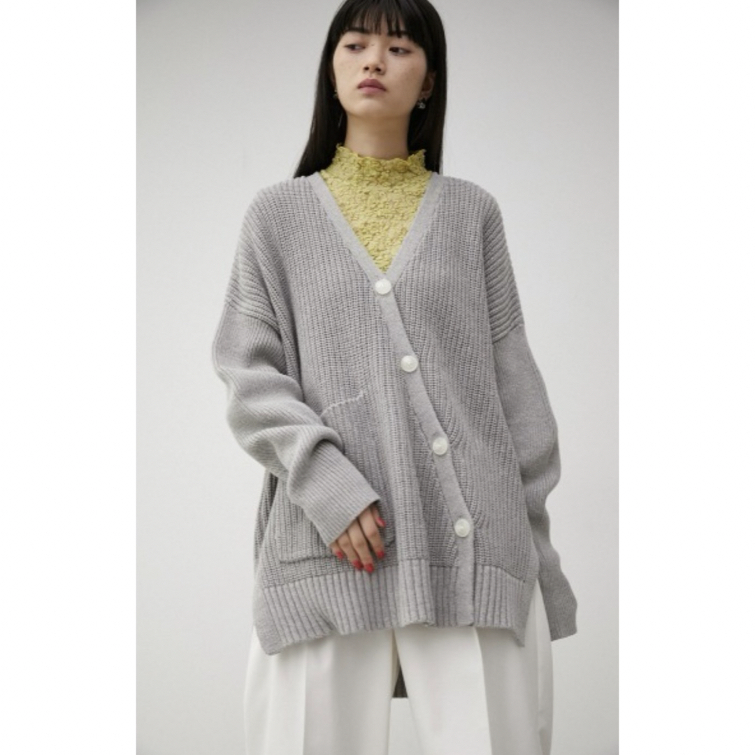 AZUL by moussy(アズールバイマウジー)のASYMMETRY BUTTON CARDIGAN AZUL by moussy レディースのトップス(カーディガン)の商品写真