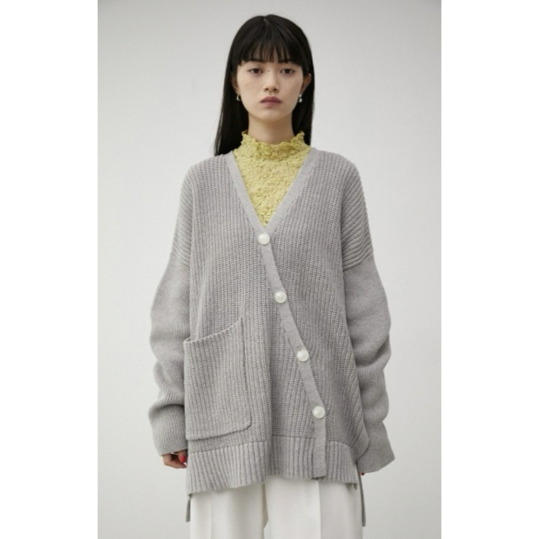 AZUL by moussy(アズールバイマウジー)のASYMMETRY BUTTON CARDIGAN AZUL by moussy レディースのトップス(カーディガン)の商品写真