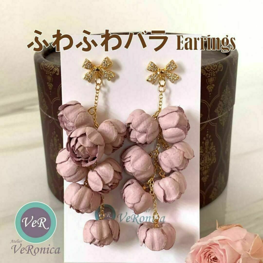 ふわふわバラピアス　ハンドメイド　薔薇　ビーズ　フック　イヤリング　ピンク ハンドメイドのアクセサリー(ピアス)の商品写真