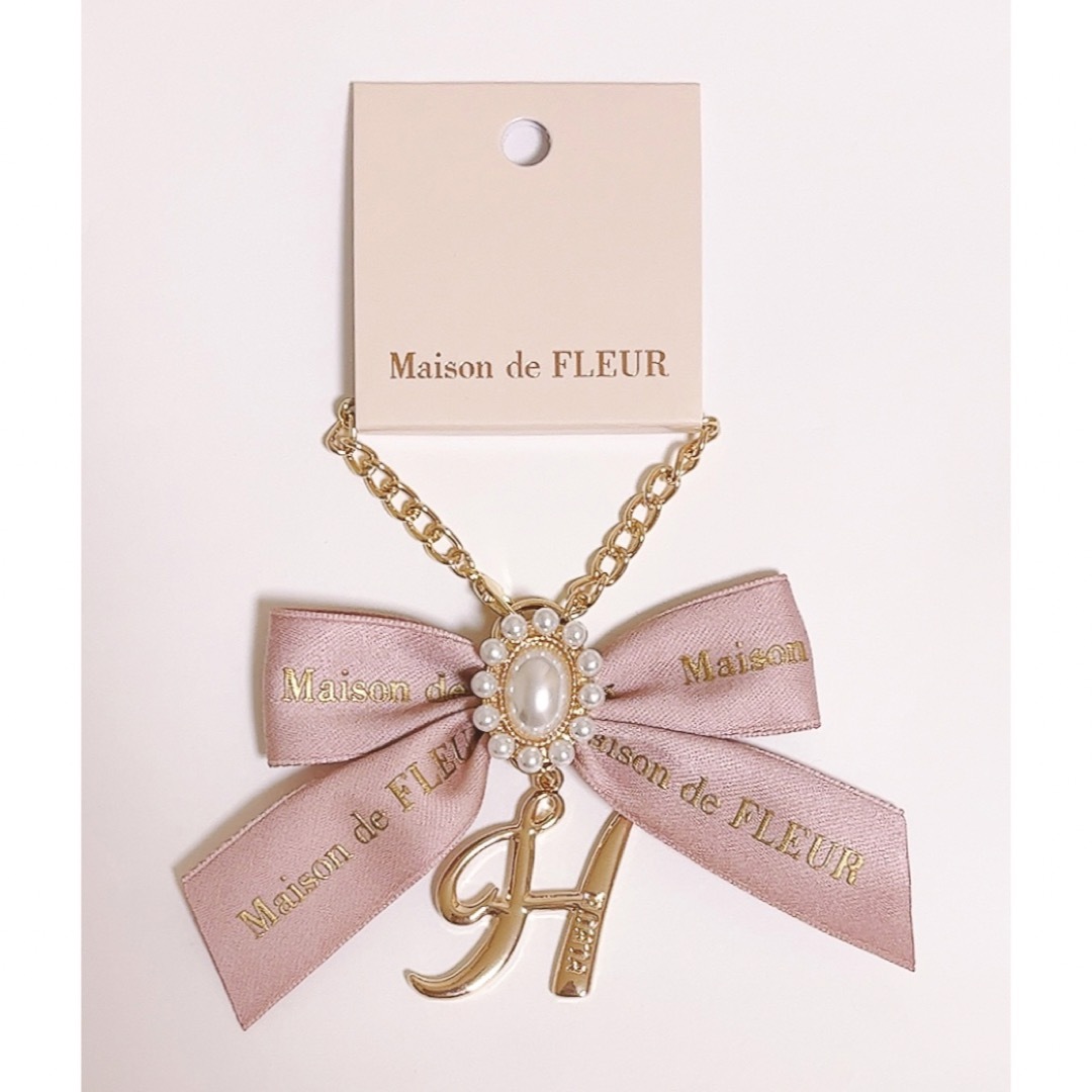 Maison de FLEUR - H イニシャルリボンパールチャーム メゾンド