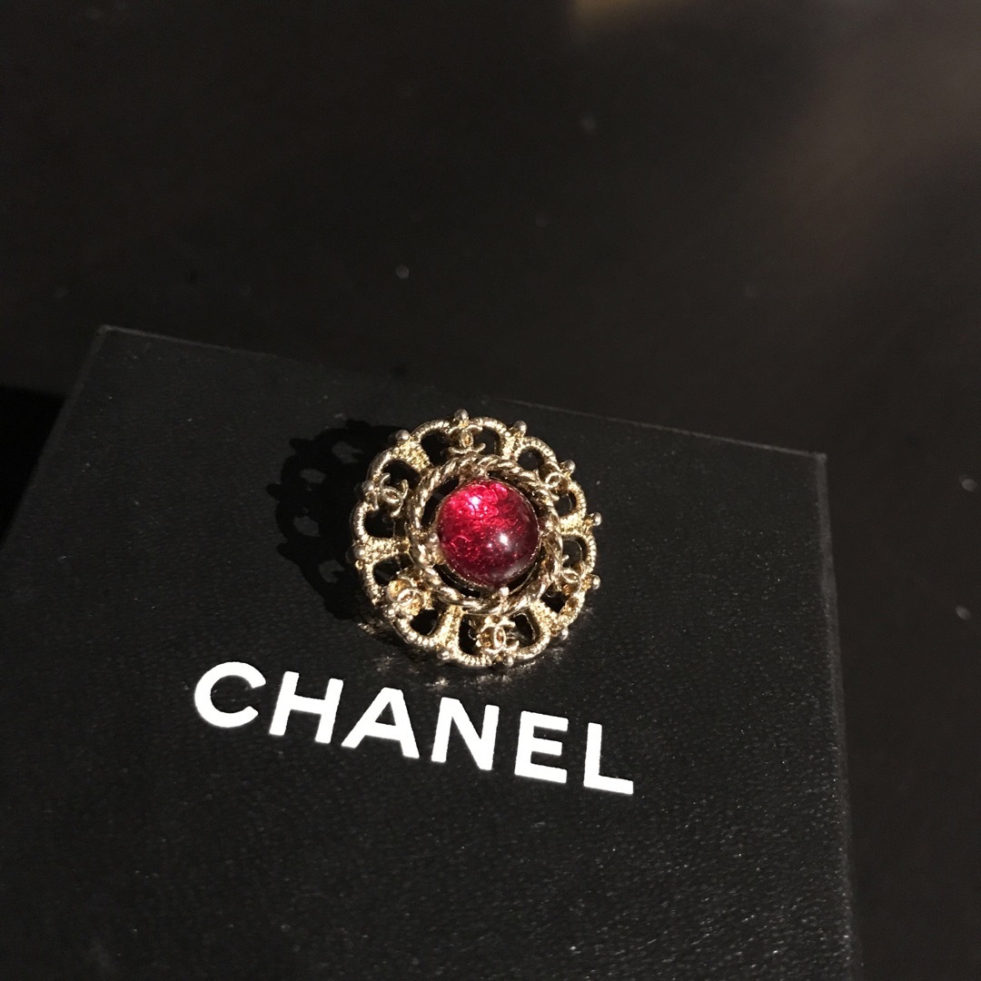 CHANEL(シャネル)の特価　CHANELボタン　デットストック　ヴィンテージ  レア ハンドメイドの素材/材料(各種パーツ)の商品写真