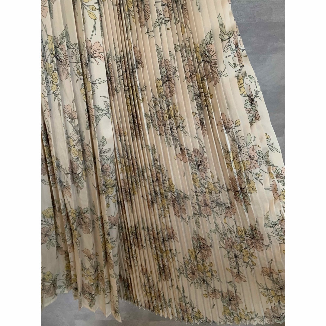 COCO DEAL(ココディール)のココディール　スカート cocodeal ベージュ　花柄　フラワープリント レディースのスカート(ロングスカート)の商品写真