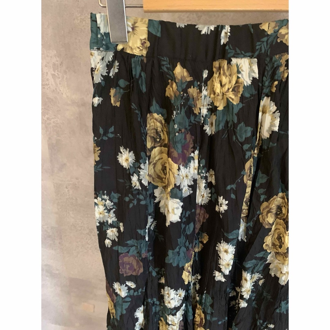 COCO DEAL(ココディール)のココディール　スカート cocodeal ブラック　花柄　フラワープリント レディースのスカート(ロングスカート)の商品写真