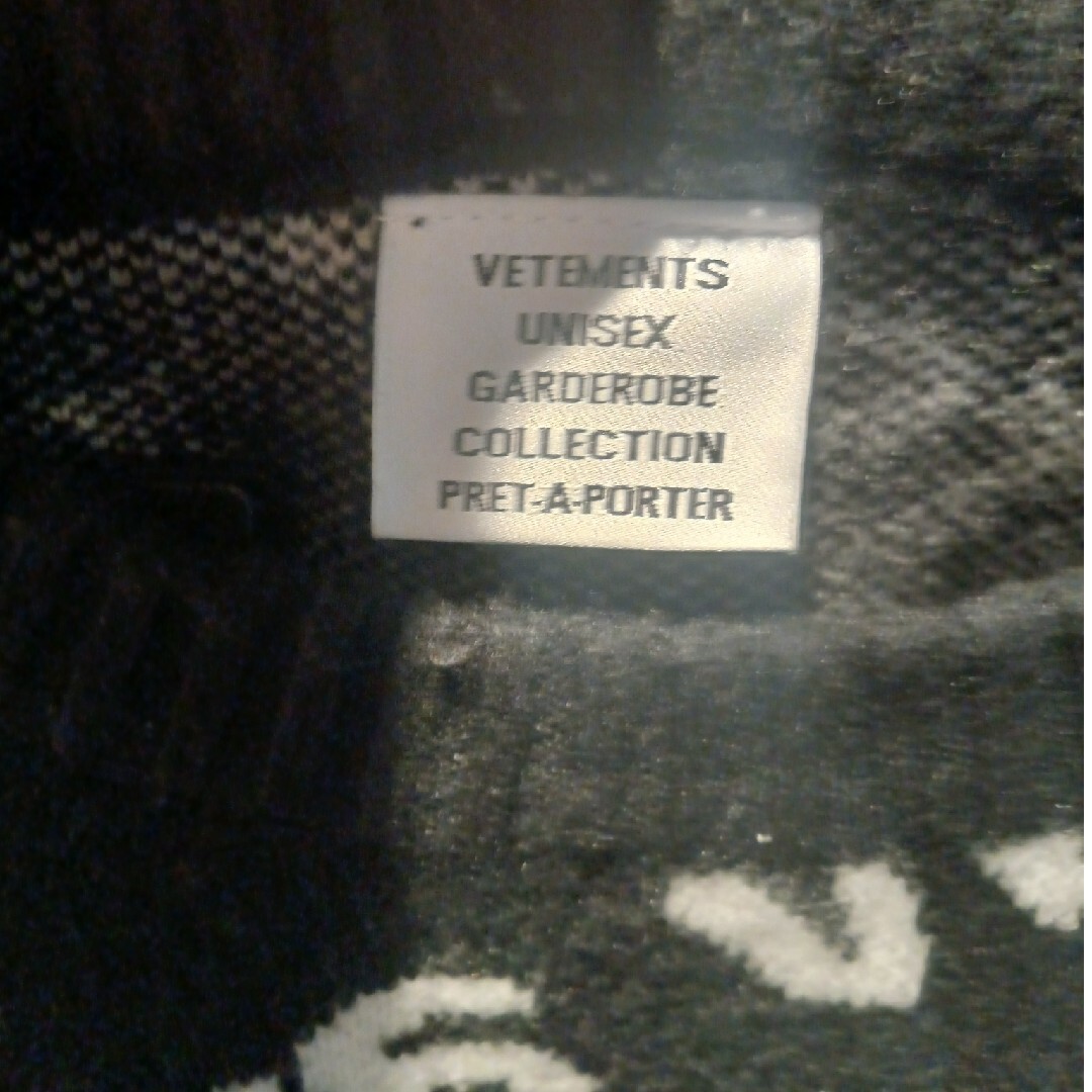 VETEMENTS(ヴェトモン)の明日まで限定値下げ　VETEMENT ヴェトモンニット　サイズS ゆったり目 メンズのトップス(ニット/セーター)の商品写真