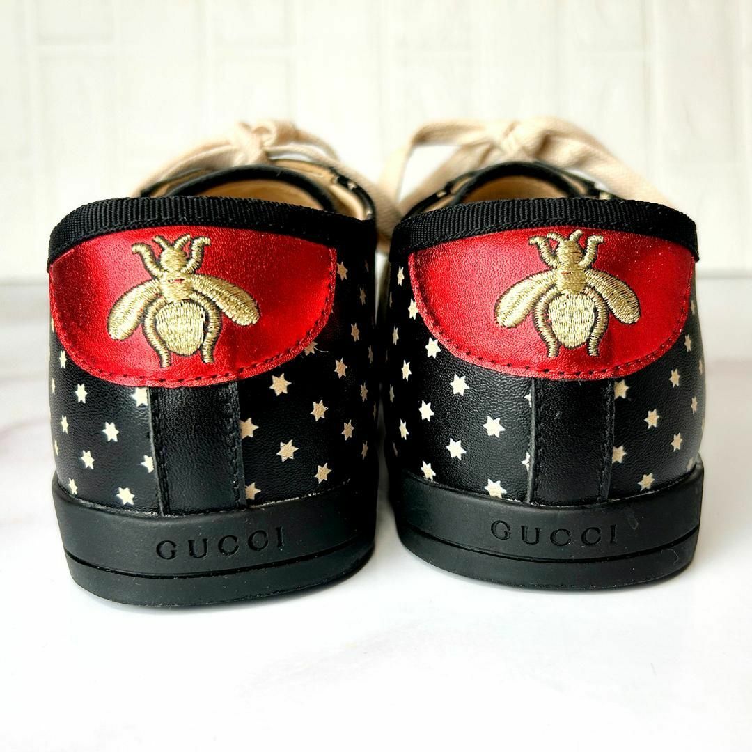 Gucci(グッチ)の【美品】グッチ　GUCCYロゴ スター　Bee　スニーカー　ブラック　43サイズ メンズの靴/シューズ(スニーカー)の商品写真