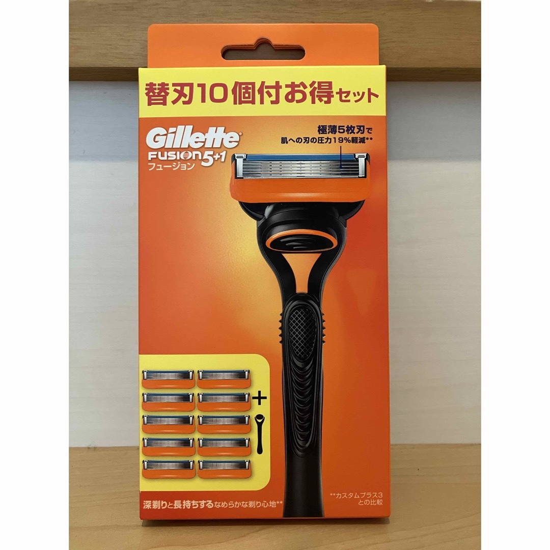 Gillette(ジレット)の【新品】ジレット ホルダー+替刃10個付 Gillette Fusion 5+1 コスメ/美容のシェービング(カミソリ)の商品写真