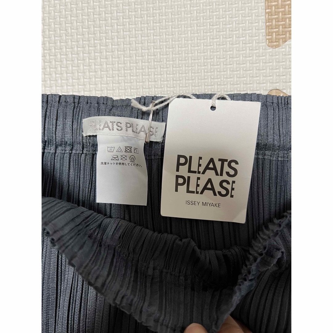 PLEATS PLEASE ISSEY MIYAKE(プリーツプリーズイッセイミヤケ)のPLEATS PLEASE ISSEY MIYAKE レディースのパンツ(カジュアルパンツ)の商品写真