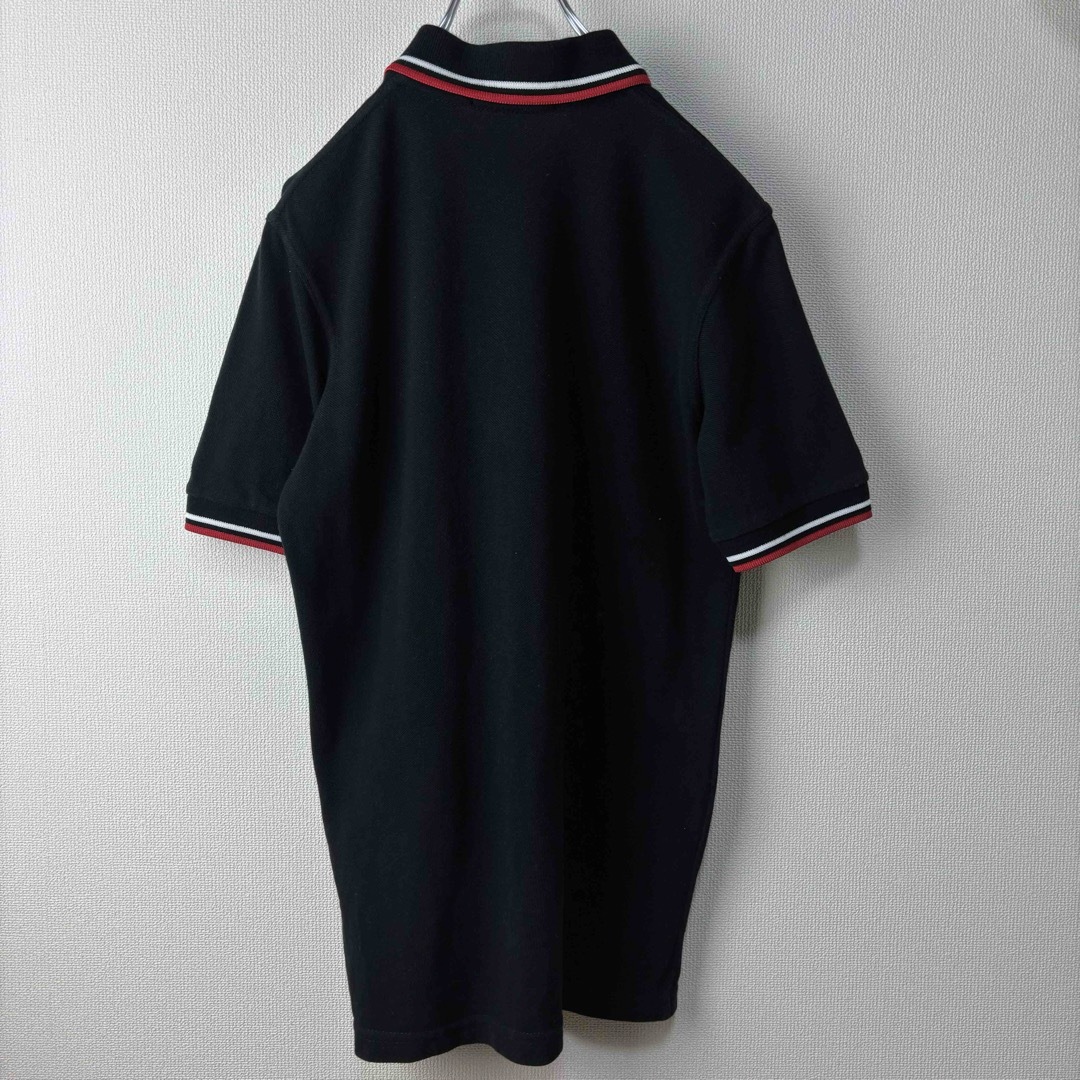 FRED PERRY(フレッドペリー)の人気　フレッドペリー　ポロシャツ　M12 英国製　黒　赤　36 S 古着 メンズのトップス(ポロシャツ)の商品写真