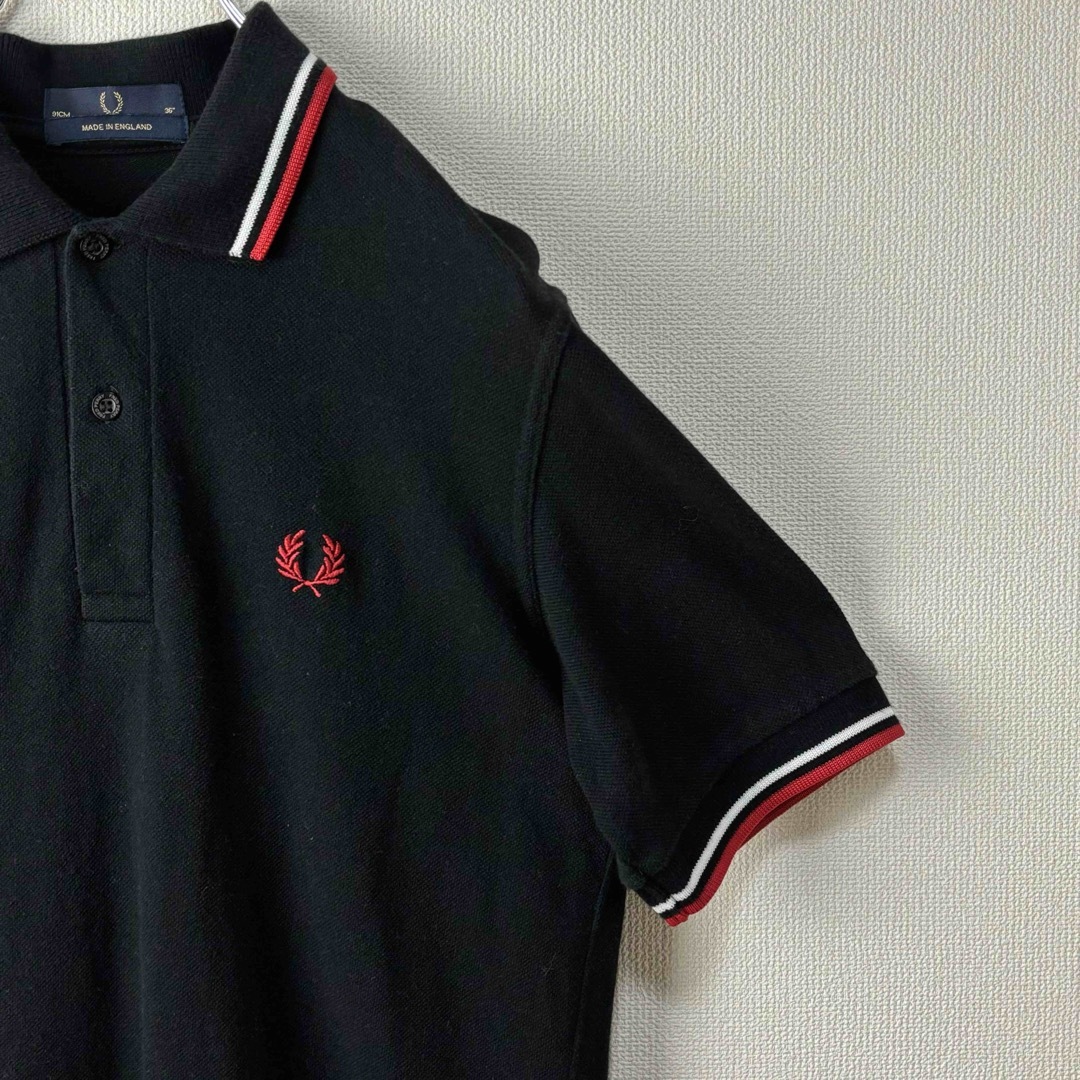 FRED PERRY(フレッドペリー)の人気　フレッドペリー　ポロシャツ　M12 英国製　黒　赤　36 S 古着 メンズのトップス(ポロシャツ)の商品写真