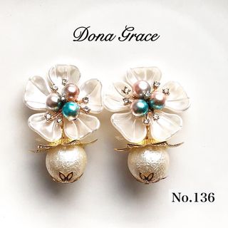 No.136* ホワイトフラワー　デザインパールビジュー　ゴールド花座　パール(ピアス)