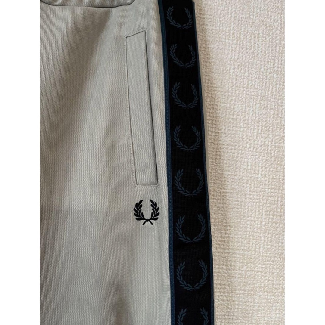 FRED PERRY(フレッドペリー)のFRED PERRY フレッドペリー トラックパンツ　ベージュ　ライン　古着 メンズのパンツ(その他)の商品写真