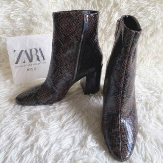 ザラ(ZARA)の【保存袋付き　未使用に近い】ZARA　パイソン　ショートブーツ　22.5(ブーツ)